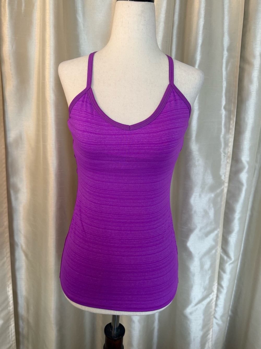 Beyond Yoga crossback fuchsia built-in bra Tank EUC Size XS